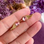 Wing rosa ørestikker – Moni Sattler