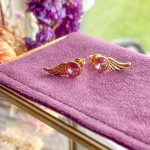 Wing rosa ørestikker – Moni Sattler