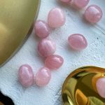 Rosenkvarts lommesten – Moni Sattler
